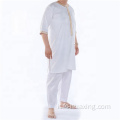 Uomini di kaftan vestire le ultime modelle di Abaya